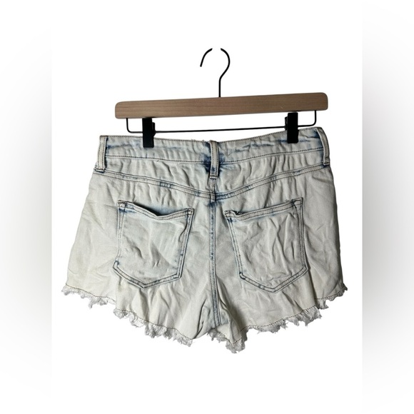 Altar’d State Women’s Button Fly Frayed Hem Denim Shorts Size 26/3 Acid Wash - Picture 3 of 5